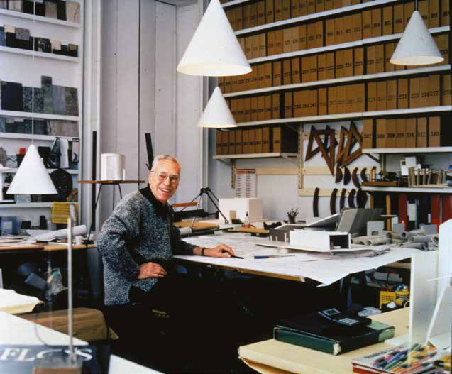 Achille Castiglioni al tecnigrafo (ph H. Findletar).