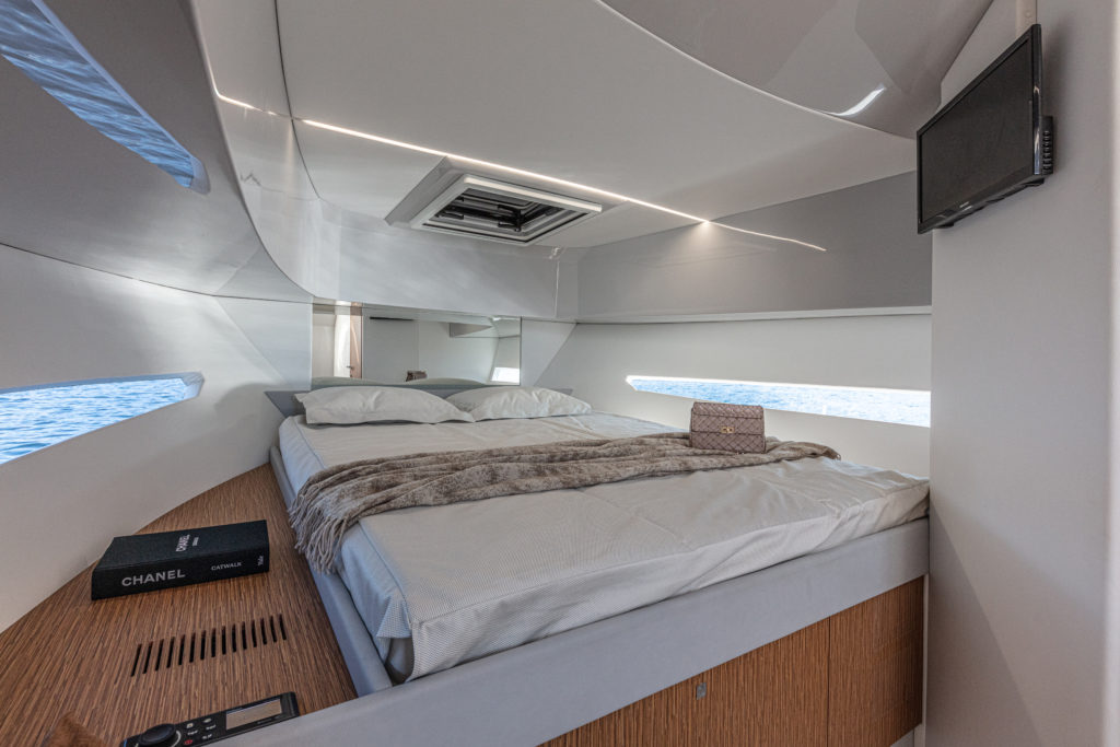 Daytona-Stile-senza-compromessi-Rio-Yachts-Interior-Bedroom