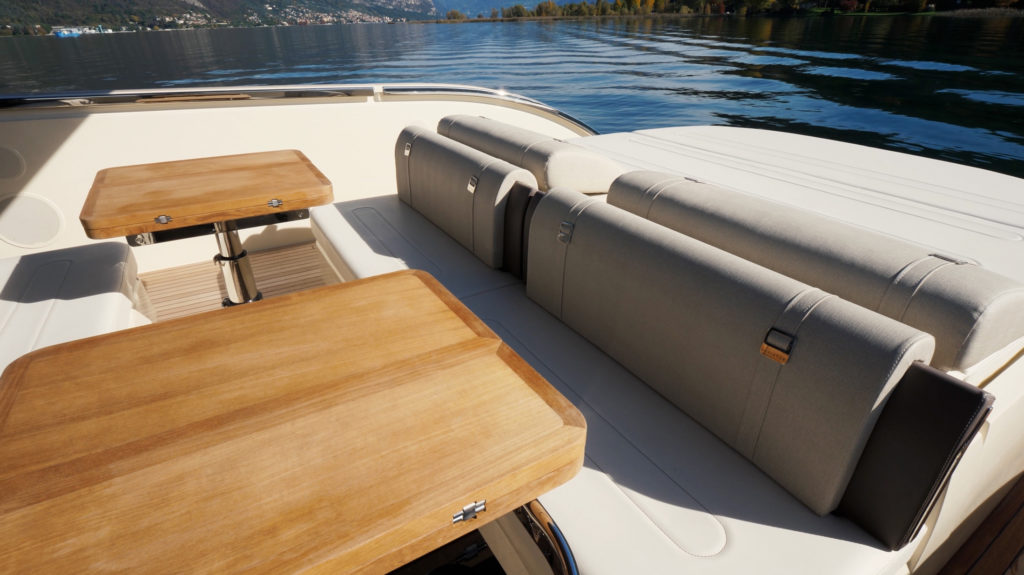 Invictus-TT460-Yacht-club-Maggio-Exterior-Table