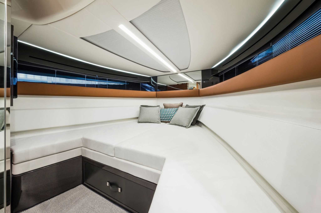 Rivamare-Yacht-club-Riva-Interno-Couch