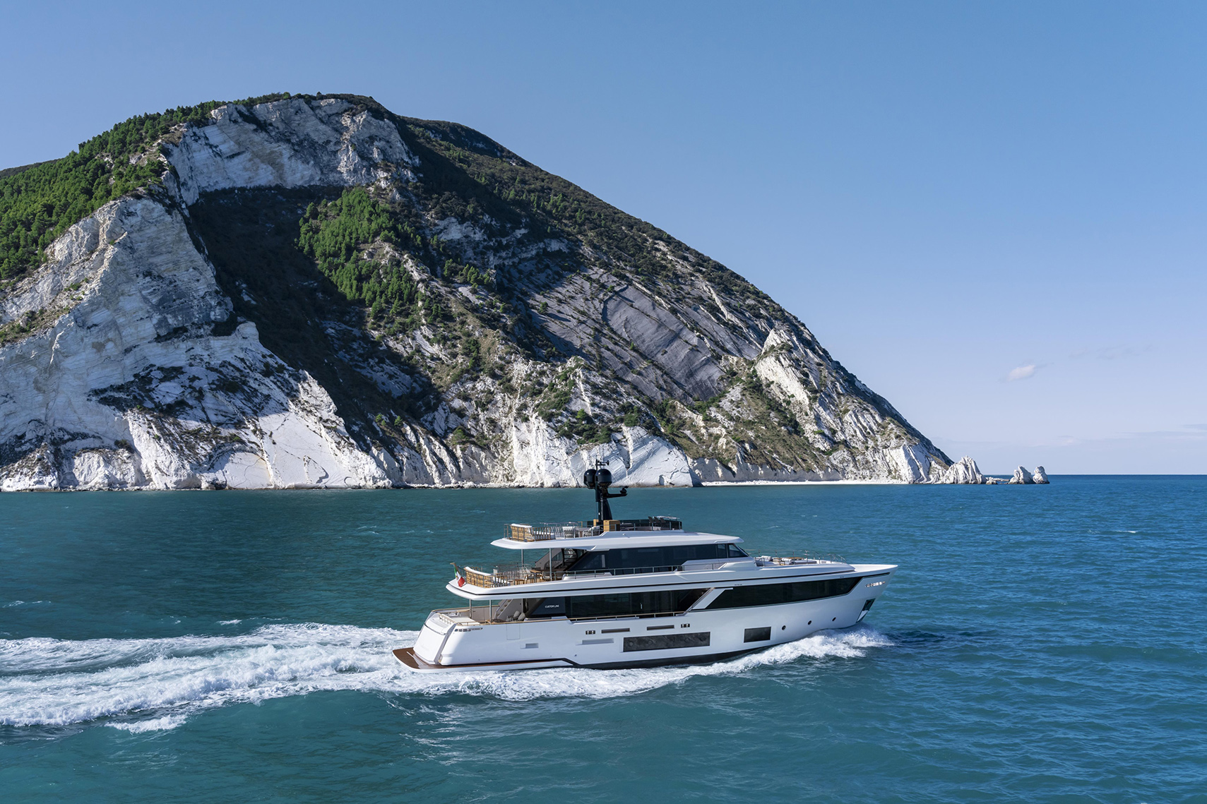 Arte-del-viaggio-Custom-Line-Navetta-Exterior-Running