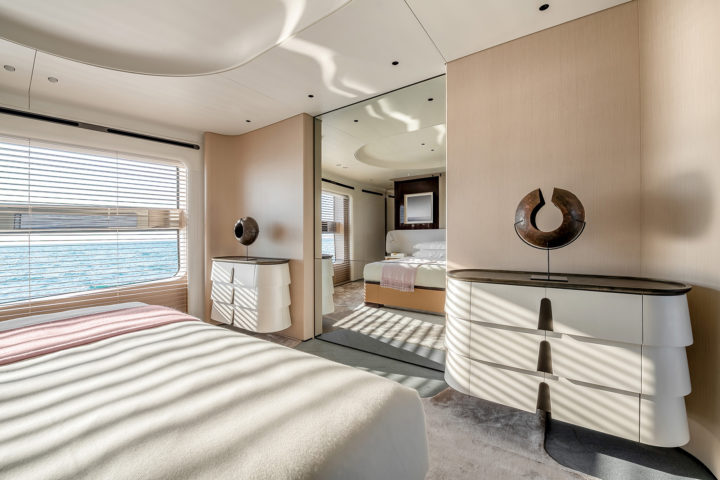 Grande-Trideck-Azimut-Yachts-Owner-Suite
