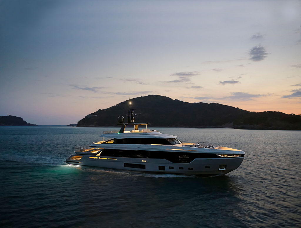 Grande-Trideck-Azimut-Yachts-Running-by-night