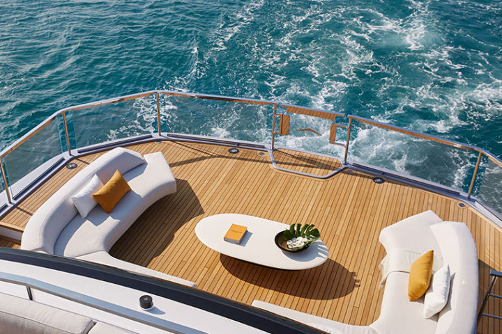 Grande-Trideck-Azimut-Yachts-Sundeck