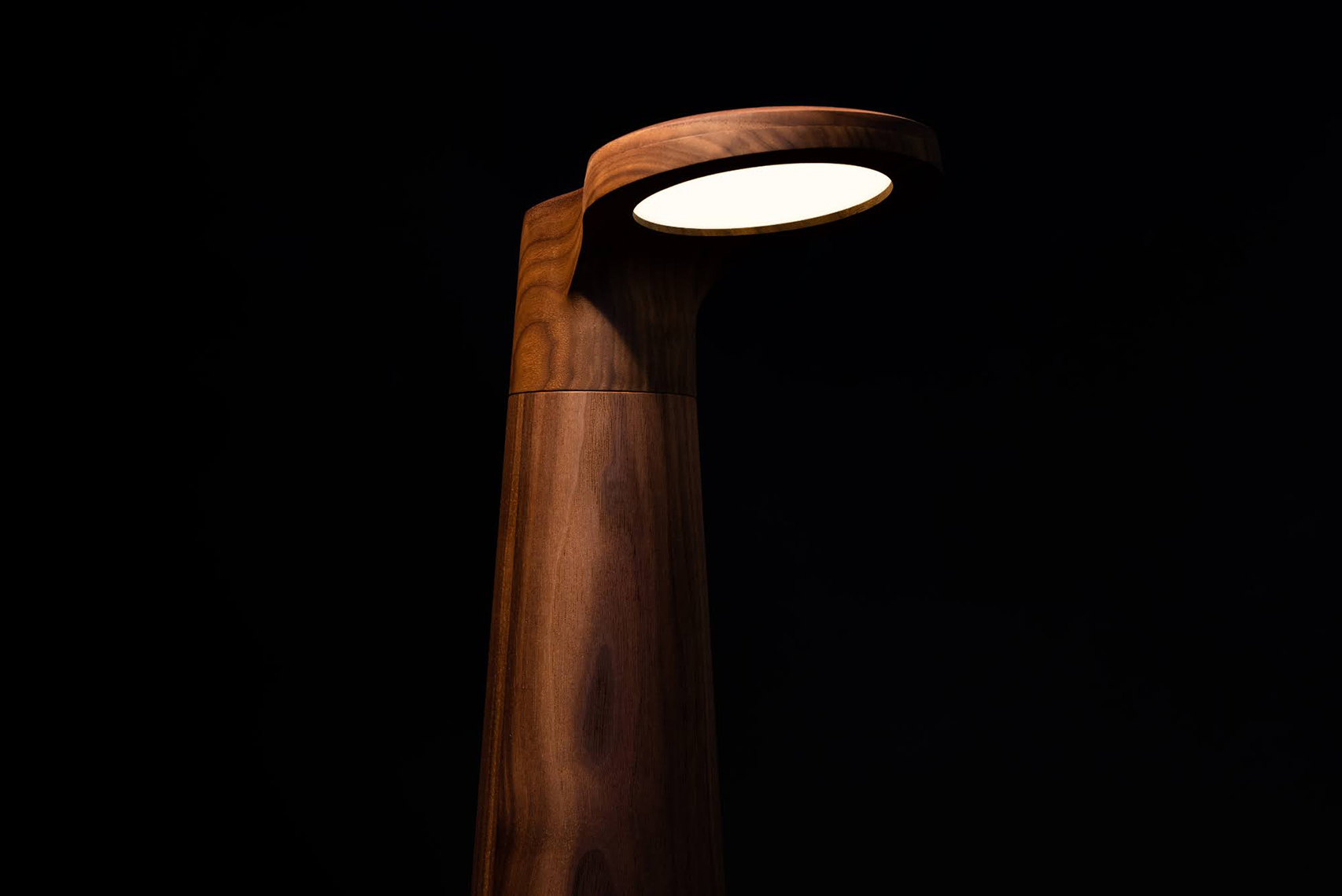 Isato_Prugger-Studio-Lamp-Legno