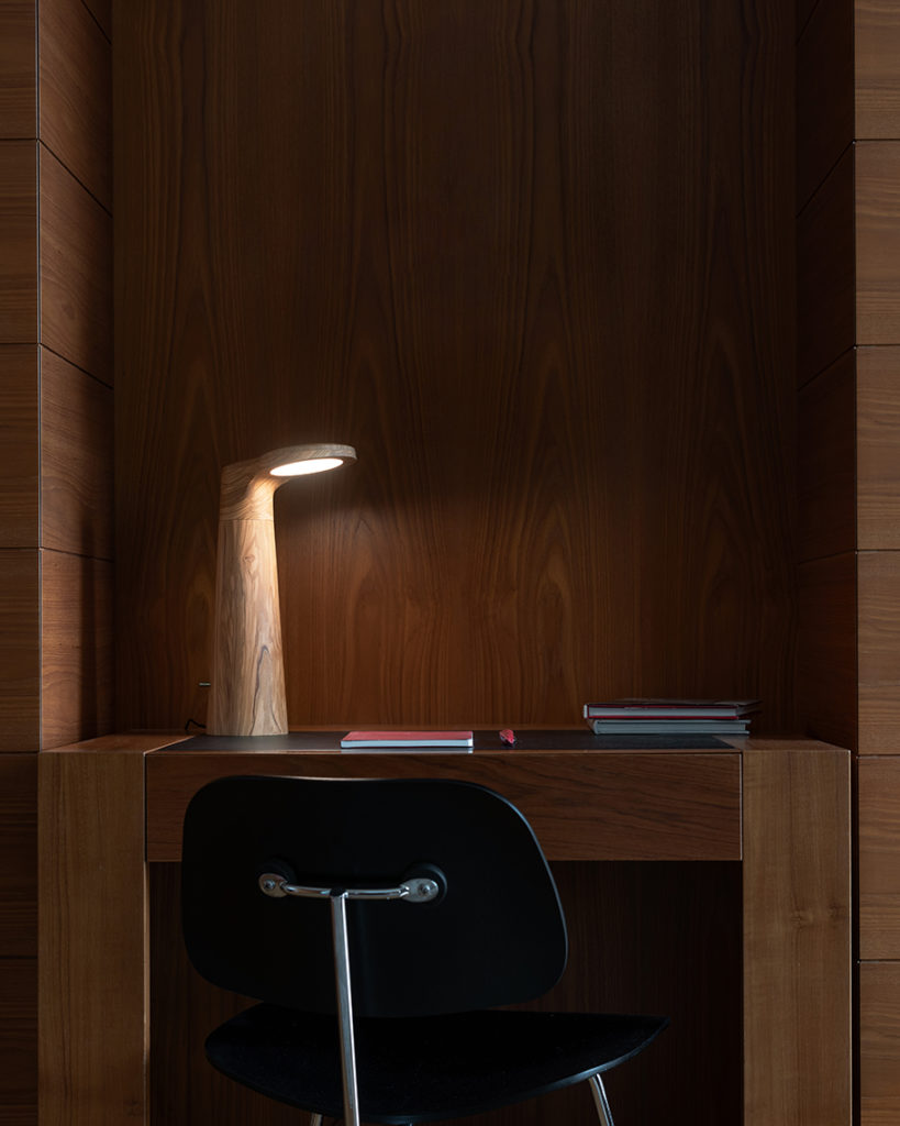 Isato_Prugger-Studio-Lamp-Legno