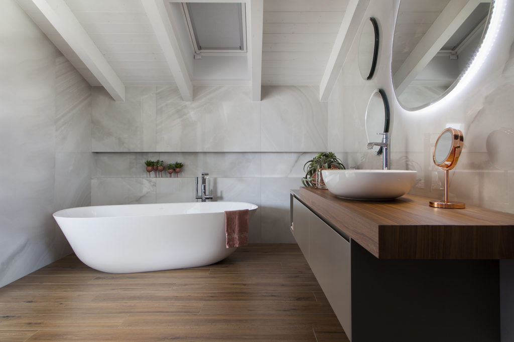 Amabile-privacy-Bonomelli-Arredamenti-Casa-moderna-Bagno-Vasca