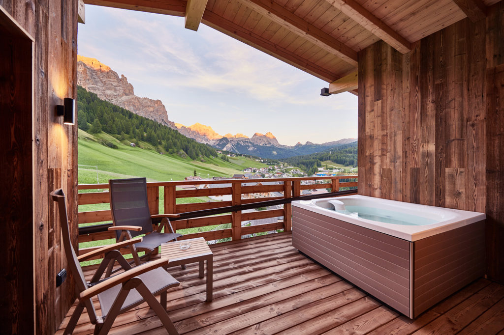 Equilibrio-fra-lusso-e-natura-Dolomiti-Wellness-Hotel-Fanes-Esterno