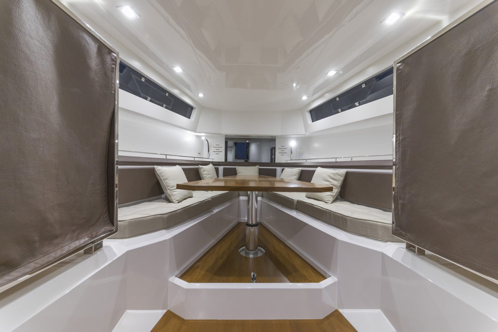 Evo_Yachts_R4-Interior