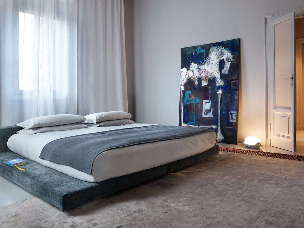 Suspended-between-classic-and-minimal-Far-Arreda-Bedroom