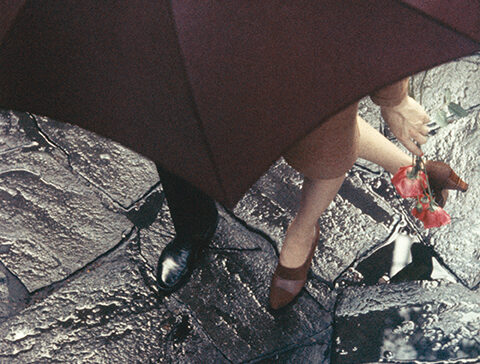 saul-leiter-una-finestra-punteggiata-di-gocce-di-pioggia