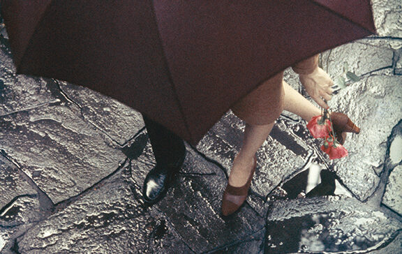 saul-leiter-una-finestra-punteggiata-di-gocce-di-pioggia