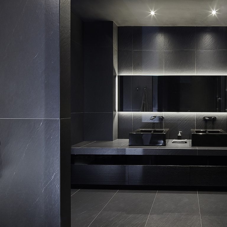 Absolute_black-Padova-Mauroner-Bathroom