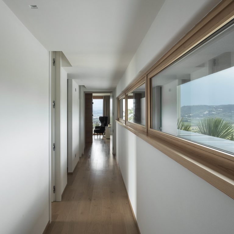 E_come_tetto_una_collina-Villa-moderna-Fattori-Interior-Corridoio