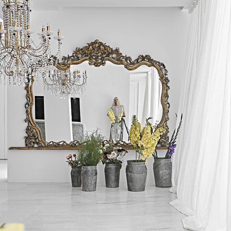 Glamour-Reflections-April-Minimal-yellow-penthouse-Hallway