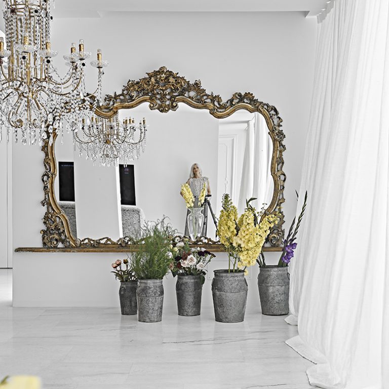 Riflessi-Glamour-Aprile-Attico-minimale-giallo-Ingresso