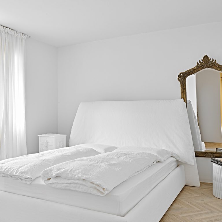 Glamour_Reflections-April-Minimal-yellow-penthouse-Bedroom