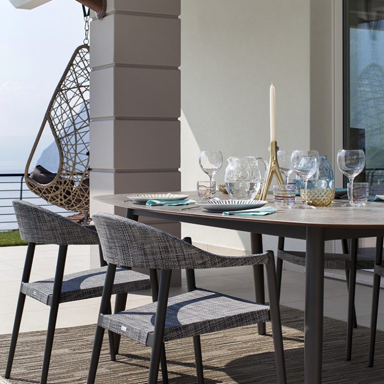 Seek_and_ye_shall_find-Bonomelli-modern-villa-Outdoor-table