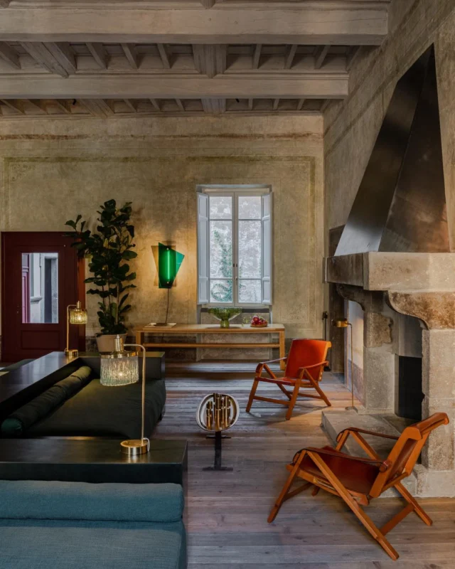 A pochi passi dal Duomo, nel cuore sacro di Orvieto, uno dei borghi medievali più belli d’Italia, si trova l’aristocratico @palazzopetrvs. Sintesi architettonica di un lusso senza tempo.

Il restauro di Palazzo Petrvs è dunque il recupero di un edificio storico nei valori della cultura e dell’alta qualità del lavoro artigiano. La sintonia che si è materializzata fra il pensiero della committenza e l’interpretazione concreta dell’architetto aggiunge unicità ed emozione a una casa che rientra nel novero della migliore hôtellerie italiana.
—————————————————————————————
Just a stone’s throw from the Cathedral, in the sacred heart of Orvieto – one of Italy’s most beautiful medieval towns – stands the aristocratic @palazzopetrvs: an architectural synthesis of timeless luxury.

The restoration of Palazzo Petrvs is, above all, a recovery of a historic building in the name of culture and the highest standards of craftsmanship. The synergy that emerged between the owner’s vision and the architect’s tangible interpretation lends uniqueness and emotional resonance to a residence that now stands among the finest examples of Italian luxury hospitality.

Scopri l’“armonia in 9 suite” su DENTROCASA in edicola e online.

📸 @palazzopetrvs
✍🏻 @germana_cabrelle
.
.
.
#DENTROCASA #interiormagazine #designmagazine #artmagazine #hotel #hospitality #PalazzoPetrvs #LuxuryEscape #Orvieto #Umbria #Italy#LuxuryEstate #Slowliving #History #Estate#CountrySideRetreat #BorghiItalia #bestplacestogoto
