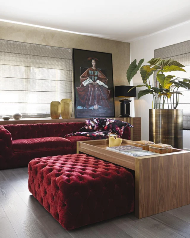 Circondata dal verde e immersa nei colori e nella quiete del paesaggio bergamasco, una villa di famiglia viene riconsiderata e rimodernata affidata alla creatività e all’esperienza degli interior designer di Eleonora Arreda.

La doppia altezza è il focus dell’intervento edilizio: proprio dall’alto delle ridipinte travi a vista scendono due preziosi e scenografici lampadari, di importazione, mentre la nuova scala di accesso al soppalco, posizionata al centro della zona giorno, risulta determinante nella suddivisione degli spazi.
—————————————————————————————————
Surrounded by greenery and immersed in the colours and tranquillity of the Bergamo landscape, this family villa has been reimagined and modernised entrusted to the creativity and expertise of the interior designers at Eleonora Arreda.

The double-height space is the focal point of the renovation: two precious and scenographic imported chandeliers descend from the repainted exposed beams, drawing the eye upward, while the new staircase to the mezzanine – centrally positioned within the living space – plays a key role in defining the layout.

Scopri il “gusto del dettaglio” su DENTROCASA in edicola e online.

📏 interior design @eleonora_design_
📸 @michelamelottiph
✍🏻 Anna Zorzanello
.
.
.
#DENTROCASA #interiormagazine #designmagazine #artmagazine #architecture #architecturelovers
