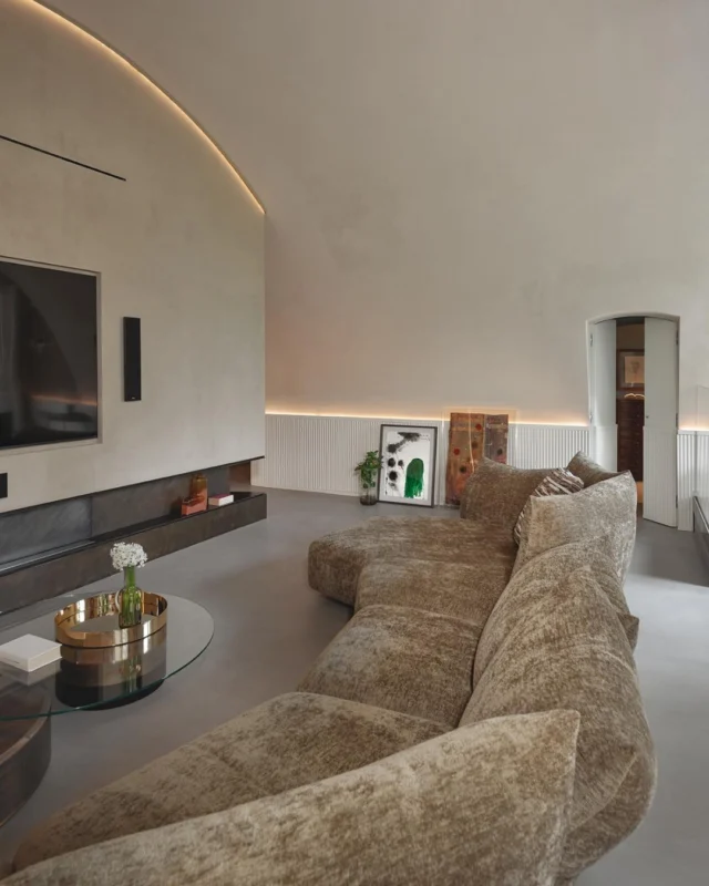 Nella silenziosa oasi di pace di un antico monastero quattrocentesco, l’elegante restyling di una signorile dimora veronese. La casa è stata rimodernata e reinterpretata nel suo contesto abitativo dall’architetto Mario Bellavite di Arcade Progettazione Integrata e dagli interior designer di Zeus Arredamenti. 

Nell’elegante restyling le tracce storiche del passato, riadattate a decorazione dell’odierna rivisitazione, rivivono nel presente, coniugandosi alla modernità dell’arredo e alle nuove soluzioni distributive, evidenziate anche dalla scelta di eleganti porte, a firma Bordoni.
———————————————————————————
In the serene oasis of a 15th-century monastery, an elegant makeover breathes new life into a refined Veronese residence. The home has been modernised and reimagined within its historic setting by architect Mario Bellavite of Arcade Progettazione Integrata, in collaboration with the interior designers of Zeus Arredamenti. 

In this sophisticated makeover, historical elements from the past have been carefully reinterpreted as decorative features, allowing them to live on in the present. They seamlessly blend with contemporary furnishings and new spatial solutions, further enhanced by the choice of refined doors by Bordoni.

Scopri la “storia nella modernità” su DENTROCASA in edicola e online.

📏 arch. Mario Bellavite - @arcade_progettazioneintegrata
📏 Bordoni tutto parquet @bordonisrl
📏 Fornitura arredo @zeusarchitetturadinterni
📸 @andrearinaldifotografo
✍🏻 Anna Zorzanello
.
.
.
#DENTROCASA #interiormagazine #designmagazine #artmagazine #architecture #architecturelovers