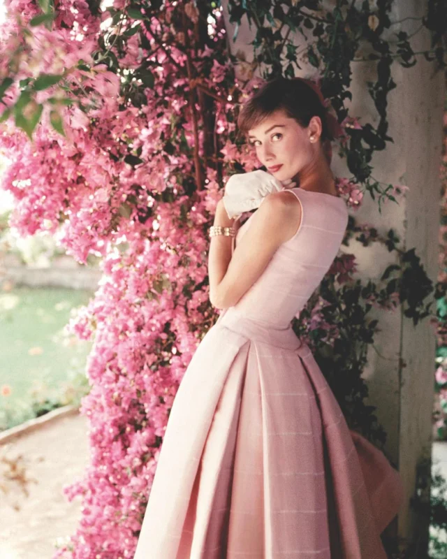 A Palazzo Falletti di Barolo di Torino una mostra dedicata al fotografo Norman Parkinson che ha raccontato la moda del Novecento

@ares.torino, Terra Esplêndida e Iconic Images presentano a Palazzo Falletti di Barolo di Torino la mostra “Norman Parkinson. Always in Fashion”. Le 80 immagini esposte, selezionate da @terencepepper, per oltre 40 anni curatore alla National Portrait Gallery di Londra, testimoniano le idee e lo stile rivoluzionario con cui l’artista ha interpretato la moda femminile

🗓️ Fino al 29 giugno 2025

Scopri di più su DENTROCASA in edicola e online.
.
.
.
#DENTROCASA #interiormagazine #designmagazine #artmagazine #normanparkinson #ares #fotografia #torino #palazzofalletti