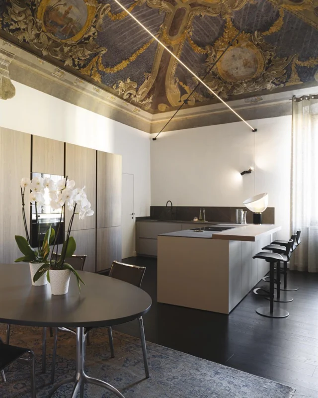 A Mantova un restyling moderno ridefinisce l’identità degli interni di un appartamento in un palazzo storico, integrando ad hoc antichi affreschi e preziose tracce del passato.

La ristrutturazione, affidata all’esperienza e alla professionalità degli interior designer di @negrettiarreda, ha eseguito l’attuale progettazione d’interni a regola d’arte, concentrandosi sia sull’inedito insieme distributivo, sia sulla valorizzazione degli affreschi presenti in alcune sale.
———————————————————————————
In Mantua, a contemporary makeover redefines the identity of a historic apartment, harmoniously integrating ancient frescoes and precious traces of the past.

The renovation was entrusted to the skilled team at @negrettiarreda, who delivered an impeccably executed interior design project. Their work focused on both the newly conceived layout and the enhancement of original frescoes found in several of the rooms.

Scopri l’“ammaliante unità di contrasti” su DENTROCASA in edicola e online.

📏 @negrettiarreda
📸 @michelamelottiph
✍🏻 Anna Zorzanello
.
.
.
#DENTROCASA #interiormagazine #designmagazine #artmagazine #architecture #architecturelovers
