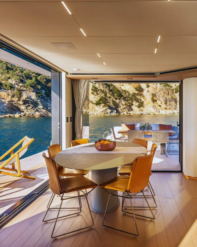 NUOVO PARDO ENDURANCE 72: Linee contemporanee per una filosofia progettuale che coniuga forma e funzione.

Con l’Endurance 72 @pardoyachts inizia la collaborazione con il rinomato studio @burdissocapponi, al quale sono stati affidati layout e decor degli interni. Una doppia distribuzione verticale serve il ponte inferiore per garantire ancora maggiore privacy.

Scopri il NUOVO PARDO ENDURANCE 72 su DENTROCASA in edicola e online.

✍🏻 @emanueledonaldzenoni
.
.
.
#DENTROCASA #interiormagazine #designmagazine #artmagazine #yachtdesign #yachtmagazine #newpardoendurance72 #pardoyachts #cantieredelpardo #madeinitaly #motorboats #powerboat #design #elegance #quality #lifestyle #yoursafehaven