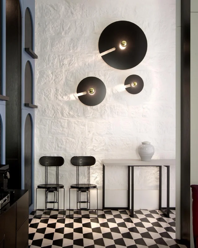 Una town house su misura, pensata all’insegna del relax e del totale comfort, per un giovane professionista partenopeo con una visione dinamica del vivere contemporaneo.

L’abitazione si trova in una posizione privilegiata di Napoli, al centro del Vomero. Nei suoi 33 mq di superficie, l’interior designer ha creato un ambiente sobrio, in grado di accogliere tutte le funzioni necessarie e offrire un elevato livello di comfort.
———————————————————————————
A bespoke townhouse designed for relaxation and total comfort, created for a young Neapolitan professional with a dynamic vision of contemporary living.

The property is in a prime location in Naples, right in the heart of Vomero. Within its 33 square metres, the interior designer has created a refined space, capable of accommodating all essential functions while offering a high level of comfort.

Scopri “Napoli dietro le quinte” su DENTROCASA in edicola e online.

📏 Interior Design @soniacocozza_designeditor
📸 @phrobertopierucci
✍🏻 @teobaldofortunato
.
.
.
#DENTROCASA #interiormagazine #designmagazine #artmagazine #architecture #architecturelovers #rivistainteriordesign #interiordesignissues #interiorrenovation #interior_and_living #interiorphotos #interiorproject #designhome #homeinterior #coverstory #interiordesignmagazine