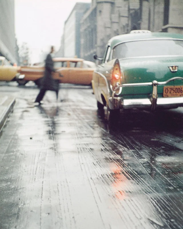 Al Belvedere della Reggia di Monza la prima grande mostra italiana dedicata al fotografo americano Saul Leiter. 

Con i suoi scatti ha trasformato i momenti quotidiani in composizioni liriche e intimiste, trovando poesia nel vapore che sale dai tombini, negli ombrelli sotto la pioggia e nei riflessi delle vetrine: un realismo fiabesco.

🗓️ Fino al 27 luglio 2025

Scopri di più su DENTROCASA in edicola e online.
.
.
.
#DENTROCASA #interiormagazine #designmagazine #artmagazine #milano #reggiadimonza #saulleiter
