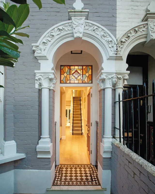 La ristrutturazione di una casa d’epoca vittoriana ha consentito ai proprietari italiani di portare a Londra un po’ dell’artigianato mediterraneo. 

Il verde, nelle sue diverse sfumature, è uno dei colori preferiti dalla proprietaria ed è il colore più presente nell’appartamento, oltre ai toni del tortora e del grigio chiaro.
———————————————————————————
The renovation of a Victorian vintage house allowed the Italian owners to bring a little of the beauty of Mediterranean craftsmanship to London.

Green, in its different shades, is one of the favourite colours of the owner and is the most present shade in the apartment, in addition to the tones of taupe and light grey.

Scopri il “verde inglese” su DENTROCASA in edicola e online.

📏 arch. Claudia Faella
📸 @phrobertopierucci
✍🏻 @jacek_kruazyr
.
.
.
#DENTROCASA #interiormagazine #designmagazine #artmagazine #architecture #architecturelovers #rivistainteriordesign #interiordesignissues #interiorrenovation #interior_and_living #interiorphotos #interiorproject #designhome #homeinterior #coverstory #interiordesignmagazine