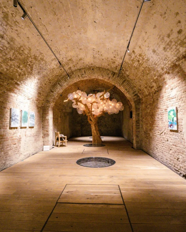 Al Complesso Museale Santa Maria della Scala di Siena una suggestiva installazione site-specific e altre opere dell’artista americano @jacobhashimotostudio. 

Il progetto espositivo “Path to the Sky” che propone una selezione di opere provenienti dalla galleria Studio la Città, accanto all’installazione site-specific che dà il nome alla mostra.

🗓️ Fino al 30 settembre 2025

Scopri di più su DENTROCASA in edicola e online.
.
.
.
#DENTROCASA #interiormagazine #designmagazine #artmagazine #siena #santamariadellascala #HashimotoSiena #pathtothesky