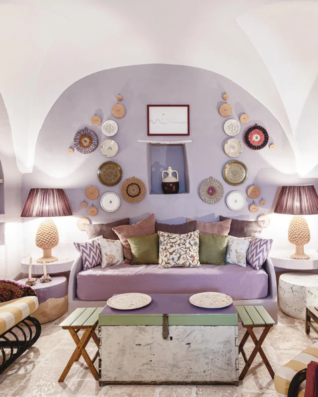 Un mini-loft definito da una cromia caratterizzante che ci seduce con il suo incredibile charme.

Il viola, in tutte le sue declinazioni, è il vero protagonista. Trovandosi al piano terra, gli ambienti erano scuri e quindi la necessità di dare una forte identità cromatica era fondamentale per sopperire alla mancanza di luce naturale. L’utilizzo di materiali assolutamente rispettosi per i pavimenti, quali Chianche locali e coccio pesto, era doveroso.
———————————————————————————
A charming mini-loft, defined by a bold chromatic choice that captivates with its irresistible charm.

Violet, in all its nuances, takes centre stage. As the house is located on the ground floor and receives little natural light, this strong chromatic identity was essential to counterbalance the dimness. The use of locally sourced materials for the flooring – such as local chianca stone and crushed terracotta – was a necessary and deliberate choice.

Scopri il “colore viola” su DENTROCASA in edicola e online.

📏 arch. Ermenegildo Pozzi
📸 Gianni Franchellucci
.
.
.
#DENTROCASA #interiormagazine #designmagazine #artmagazine #architecture #architecturelovers #rivistainteriordesign #interiordesignissues #interiorrenovation #interior_and_living #interiorphotos #interiorproject #designhome #homeinterior #coverstory #interiordesignmagazineazine