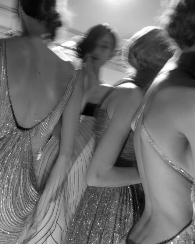 Sarà visitabile presso l’Armani Silos la mostra GIORGIO ARMANI PRIVÉ 2005-2025, Vent’anni di Alta Moda: un excursus, curato dallo stesso Giorgio Armani, attraverso due decenni di Haute Couture creata nel segno di uno stile inconfondibile.

Lo spettatore è avvolto in un viaggio sensoriale. L’esposizione esplora i temi di una visione nella quale forma pura e tessuti preziosi celebrano la bellezza in un racconto declinato al presente.

🗓️ Fino al 28 dicembre 2025 

Scopri di più su DENTROCASA in edicola e online.

📸 @sgpitalia, @giacomobretzel, @delfino_sl
.
.
.
#DENTROCASA #interiormagazine #designmagazine #artmagazine #armaniprive #armanisilos #milan #giorgioarmani #Photography #Art #exhibition