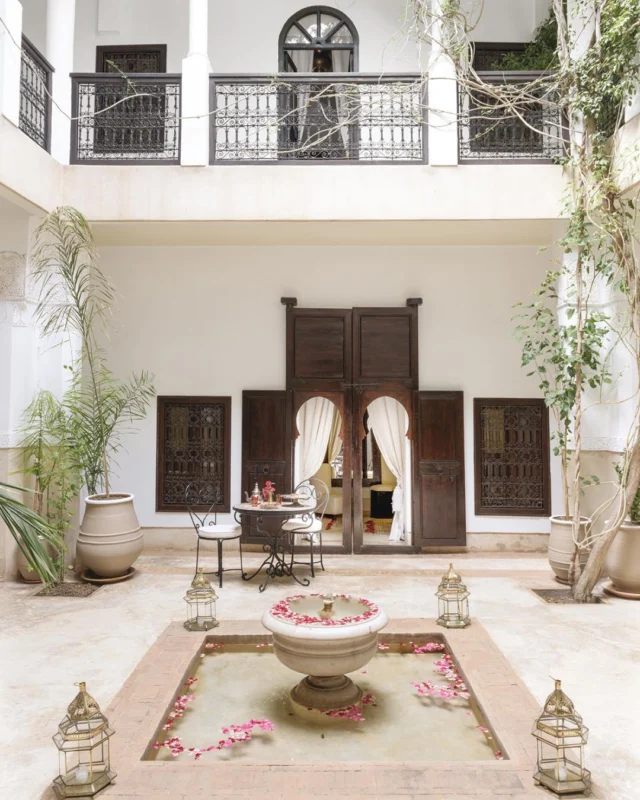@riaddarhayati, una piccola oasi dove assaporare l’incanto inimitabile di Marrakech tra colori, profumi, emozioni.

Un boutique hotel completamente restaurato e pensato dalla proprietà come una piccola oasi con poche stanze in grado di offrire servizi di ottima qualità e livello, diverso per ideologia dalle strutture dei grandi alberghi.
—————————————————————————————
@riaddarhayati is a small oasis where you can experience the unique enchantment of Marrakech, surrounded by colours, scents, and emotions.

It is in the souk, which simply means “marketplace”, within the ancient walls of the Marrakech medina, that one discovers Riad Hayati, a fully restored boutique hotel conceived by its owners as a peaceful retreat.

Scopri l’“irresistibile fascino esotico” su DENTROCASA in edicola e online.

📸 Gianni Franchellucci
✍🏻 Roberto Paulo Prall
.
.
.
#DENTROCASA #interiormagazine #designmagazine #artmagazine #architecture #architecturelovers #rivistainteriordesign #interiordesignissues #interiorrenovation #interior_and_living #interiorphotos #interiorproject #designhome #homeinterior #coverstory #interiordesignmagazine