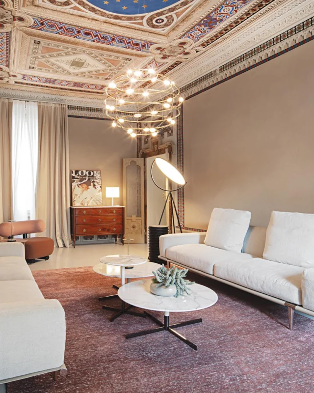 La storia e la bellezza artistica di un nobile palazzo del Seicento, adornato da ricchi affreschi di stile lombardo e arabo non passano certamente inosservate: costituiscono, infatti, l’identikit di una dimora che dal XVII secolo a oggi è e sarà sempre preziosa memoria del passato.

Linee pulite e dai volumi minimali definiscono la cucina e gli spazi minori, mentre marmi preziosi personalizzano la spa e diverse sale da bagno. L’eleganza, infine, sfocia in una splendida e inaspettata terrazza all’ultimo piano. 
———————————————————————————
The history and artistic beauty of a noble 17th-century palace, adorned with rich frescoes in Lombard and Arabic styles and featured certainly do not go unnoticed: they constitute the very identity of a home that, from the 17th century to the present day, has been and will always remain a precious memory of the past.

Clean lines and minimal volumes define the kitchen and smaller spaces, while precious marbles customise the spa and the various bathrooms. Finally, the elegance culminates in a splendid and unexpected terrace on the top floor.

Scopri la “metamorfosi dell’anima” su DENTROCASA in edicola e online.

📏 Interior design @prospektiv_brescia
📸 @alessandra_dosselli_fotografia
✍🏻 @af_aleferrari
.
.
.
#DENTROCinteriormagazine #designmagazine #artmagazine #architecture #architecturelovers #rivistainteriordesign #interiordesignissues #interiorrenovation #interior_and_living #interiorphotos #interiorproject #designhome #homeinterior #coverstory #interiordesignmagazineazine