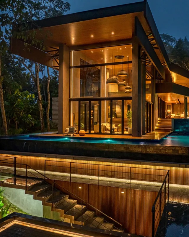 Nel suggestivo scenario di Dominical, località costiera tra le più affascinanti del Costa Rica, si trova questa residenza che interpreta l’abitare contemporaneo come un atto di connessione profonda tra architettura, natura e sensorialità.

Firmata da Alianz Estudio, l’opera si configura come un esercizio progettuale in cui la sintesi tra rigore compositivo e spontaneità del contesto si traduce in un linguaggio architettonico essenziale ma carico di tensione espressiva. Il concept ruota attorno all’accostamento di elementi naturali e forme sofisticate, con una scultorea struttura in pietra che funge da fulcro visivo e simbolico. 
——————————————————————————
Located in the evocative setting of Dominical, one of Costa Rica’s most captivating coastal destinations, this residence explores contemporary living as a deep connection between architecture, nature, and sensory experience.

Designed by Alianz Estudio, the project is conceived as an architectural exercise where the balance between compositional rigour and the spontaneity of the natural context gives rise to a language that is both essential and expressively charged. The concept is centred on the juxtaposition of natural elements and refined forms, with a sculptural stone structure serving as the visual and symbolic heart of the home.

Scopri “la potenza del luogo” su DENTROCASA in edicola e online.

📏 @alianz.cr
📸 @conecat.cr
✍🏻 @af_aleferrari
.
.
.
#DENTROCASA #interiormagazine #designmagazine #artmagazine #architecture #architecturelovers #rivistainteriordesign #interiordesignissues #interiorrenovation #interior_and_living #interiorphotos #interiorproject #designhome #homeinterior #coverstory #interiordesignmagazine