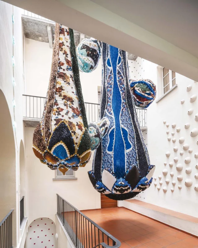 Joana Vasconcelos: Flowers of my desire. Al Museo Comunale d’Arte Moderna di Ascona una mostra sull’opera dell’artista portoghese.

Leggerezza e ironia, ma anche sperimentazioni e riflessioni, specie sulla società dei consumi e la memoria collettiva. La rassegna di Ascona presenta oltre 30 opere tra installazioni, lavori a parete, dipinti, disegni, video e libri che fanno rivivere i momenti salienti del percorso creativo dell’artista, dagli anni Novanta a oggi. 

🗓️ Fino al 12 ottobre 2025

Scopri di più su DENTROCASA in edicola e online.
.
.
.
#DENTROCASA #interiormagazine #designmagazine #artmagazine #architecture #architecturelovers #rivistainteriordesign #interiordesignissues #interiorrenovation #interior_and_living #interiorphotos #interiorproject #designhome #homeinterior #coverstory #interiordesignmagazine