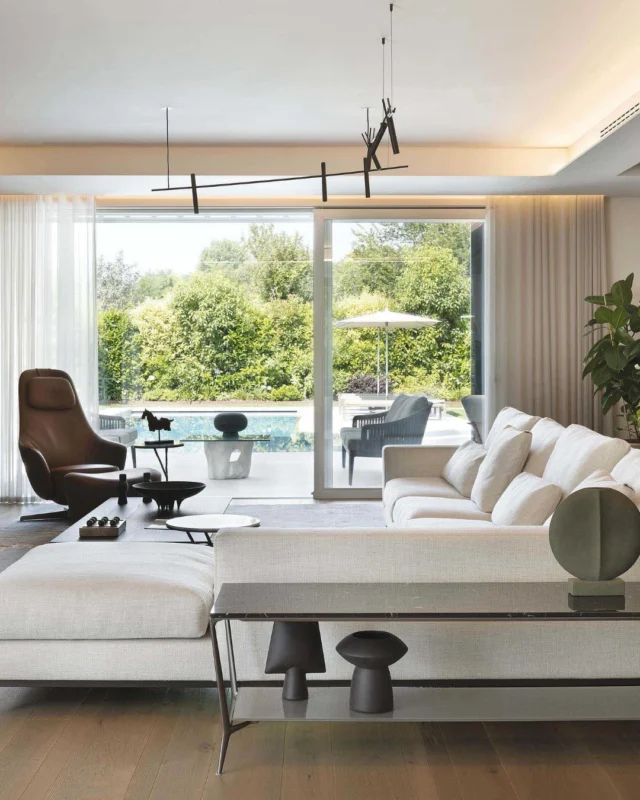 @far_arreda allestisce gli interni di questa villa sul lago di Garda, un gioiello dal fascino essenziale e dalla personalità esclusiva. 

La casa si dispone su tre livelli. All’esterno, un vasto giardino perimetrale circonda l’area, dove si trova anche una lussuosa piscina che si collega al soggiorno interno. Qui la vista è strepitosa: le ampie vetrate lasciano penetrare una calda luce che illumina ogni dettaglio.
——————————————————————————
@far_arreda furnished the interiors of this villa on Lake Garda, a gem with an essential charm and a distinctive character.

The house is arranged over three levels. Outside, a vast perimeter garden surrounds the property, where there is also a luxurious swimming pool connected to the indoor living room. Here, the view is spectacular: the large windows allow warm light to flood in, illuminating every detail.

Scopri l’“esclusiva bellezza” su DENTROCASA in edicola e online.

📏 @far_arreda 
📏 Lizzeri Architecture Studio
📸 Celeste Cima
✍🏻 @giulia__gaudenzi__
.
.
.
#DENTROCASA #interiormagazine #designmagazine #artmagazine #architecture #architecturelovers #rivistainteriordesign #interiordesignissues #interiorrenovation #interior_and_living #interiorphotos #interiorproject #designhome #homeinterior #coverstory #interiordesignmagazine
