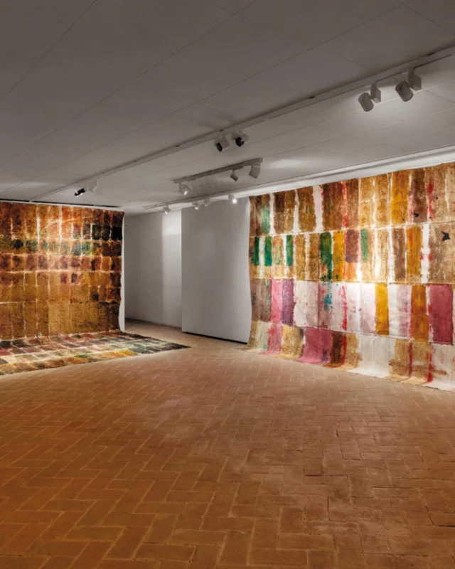 Ai Musei Civici di Palazzo Buonaccorsi di Macerata la personale dell’artista genovese Renata Boero con opere di grande formato.

Reticolati di tinture, nei quali il tempo e la memoria sono protagonisti del processo creativo e guidano la felice interazione tra natura e spiritualità. È in corso ai Musei Civici di Palazzo Buonaccorsi di Macerata la personale dal tema “Renata Boero. Teleri” a cura di Vittoria Coen e Giuliana Pascucci. 

🗓️ Fino al 9 novembre 2025

Scopri di più su DENTROCASA in edicola e online.
.
.
.
#DENTROCASA #interiormagazine #designmagazine #artmagazine #architecture #architecturelovers #rivistainteriordesign #interiordesignissues #interiorrenovation #interior_and_living #interiorphotos #interiorproject #designhome #homeinterior #coverstory #interiordesignmagazine