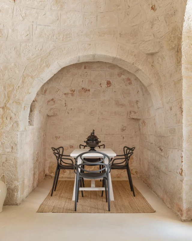 Questi cinque trulli risalenti al Settecento con edifici annessi nel cuore della Valle d’Itria che, a prescindere dalla loro storia, grazie a un sapiente intervento di ristrutturazione e disegno d’interni dell’architetto Isabella Ciraci Altamura, sono stati reinventati in chiave contemporanea, senza perdere la loro essenza.

La luce è diventata la vera protagonista degli interni, grazie alla creazione di nuove prospettive e aperture in totale armonia con la struttura originaria. Un elemento che contraddistingue la ristrutturazione è il rispetto dei materiali già esistenti e dei dettami della tradizione.
——————————————————————————
These five 18th-century trulli and their adjoining structures, nestled in the heart of the Itria Valley. Thanks to the sensitive renovation and interior design by architect Isabella Ciraci Altamura, they have been reimagined through a modern lens without compromising their essence.

Light plays a starring role in the interiors, brought in through newly created perspectives and openings that remain in perfect harmony with the original structure. One of the defining elements of the renovation is the deep respect for existing materials and traditional methods.

Scopri “il respiro dei trulli” su DENTROCASA in edicola e online.

📏 arch. Isabella Ciraci Altamura
📸 Gianni Franchellucci
✍🏻 Roberto Begnini
.
.
.
#DENTROCASA #interiormagazine #designmagazine #artmagazine #architecture #architecturelovers #rivistainteriordesign #interiordesignissues #interiorrenovation #interior_and_living #interiorphotos #interiorproject #designhome #homeinterior #coverstory #interiordesignmagazine