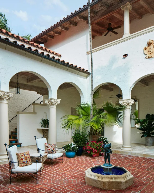 L’amena villa “Tre Fontane” è stata un colpo di fulmine per i nuovi proprietari. Posizionata a 400 metri a sud di Worth Avenue, a Palm Beach, è una residenza storica in stile italiano progettata nel 1924 dall’architetto Marion Sims Wyeth.

L’intera struttura architettonica consta di 870 mq di superficie, tra sale e ambienti di grande classe, e otto camere da letto. Il risultato? Un brillante esprit vital conferito agli ambienti, ora più ariosi, e un tocco maggiore di eleganza e sobrietà ai preziosi arredi.
——————————————————————————
The charming villa ‘Tre Fontane’ was love at first sight for its new owners. Located 400 metres south of Worth Avenue, in Palm Beach, it is a historic Italian-style residence designed in 1924 by architect Marion Sims Wyeth.

The entire architectural complex covers 870 square metres, including grand rooms and elegant spaces, with eight bedrooms. The result? A renewed sense of vitality throughout the rooms, now airier, with an added touch of elegance and simplicity that enhances the exquisite furnishings.

Scopri l’“spirit mediterraneo” su DENTROCASA in edicola e online.

📏 Marion Sims Wyeth 
📏 @williamreubanks
📸 @brantleyphoto
✍🏻 @teobaldofortunato
.
.
.
#DENTROCASA #interiormagazine #designmagazine #artmagazine #architecture #architecturelovers #rivistainteriordesign #interiordesignissues #interiorrenovation #interior_and_living #interiorphotos #interiorproject #designhome #homeinterior #coverstory #interiordesignmagazine