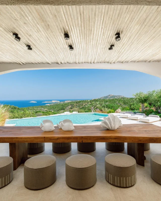 In Costa Smeralda il nuovo concept di “villa retreat”: un’innovativa e contemporanea opera d’arte, accarezzata dal vento e immersa nella natura e nei profumi del territorio sardo.

L’architettura di cemento armato è scolpita come pietra e la stessa s’impreziosisce della leggerezza incastonata tra le ampie vetrate, attraverso cui da ogni camera da letto e sala da bagno s’intravede il mare. L’artista, attraverso il processo scultoreo di eliminare piuttosto che aggiungere ha integrato il capolavoro alla macchia mediterranea e soddisfatto tutti i sogni e i desideri della proprietà.
———————————————————————————
In Costa Smeralda, a new concept of villa retreat emerges: an innovative and contemporary work of art, caressed by the wind and immersed in the fragrances and nature of the Sardinian landscape.

The reinforced concrete architecture has been sculpted to resemble stone, enhanced by the lightness of large windows, through which the sea can be glimpsed from every bedroom and bathroom. The artist, through the sculptural process of subtraction rather than addition, has seamlessly integrated the masterpiece into the Mediterranean maquis, fulfilling all the owner’s dreams and desires.

Scopri l’“anima scultorea” su DENTROCASA in edicola e online.

📏 Mauro Milani
📸 @andrea.ab.bianco 
✍🏻 Anna Zorzanello
.
.
.
#DENTROCASA #interiormagazine #designmagazine #artmagazine #architecture #architecturelovers #rivistainteriordesign #interiordesignissues #interiorrenovation #interior_and_living #interiorphotos #interiorproject #designhome #homeinterior #coverstory #interiordesignmagazine