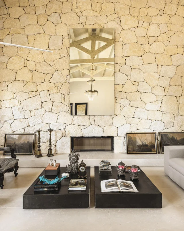 Una tipica architettura rurale della Sicilia orientale, circondata da una rigogliosa macchia mediterranea, rivive dopo un’attenta ristrutturazione divenendo un’oasi di pace e di relax ideale in ogni periodo dell’anno.

La grande casa dal colore della pietra locale gode di ampi spazi verdi che la circondano, i quali, vissuti a tutte le ore del giorno e della notte, non hanno solamente la semplice e classica funzione di adorno, ma anche quella, complice il clima secco di quest’area geografica, di vera e propria estensione della casa. 
——————————————————————————
A typical example of rural architecture in eastern Sicily, surrounded by lush Mediterranean scrubland, has been brought back to life through a meticulous renovation, becoming a peaceful retreat suitable for every season of the year.

The large house, built in local stone, is surrounded by generous green spaces which, thanks to the region’s dry climate, are used throughout the day and night, not merely as decorative outdoor areas, but as true extensions of the home.

Scopri “non solo vacanze” su DENTROCASA in edicola e online.

📏 arch. Alberto Grande 
📸 Gianni Franchellucci
✍🏻 Roberto Begnini
.
.
.
#DENTROCASA #interiormagazine #designmagazine #artmagazine #architecture #architecturelovers #rivistainteriordesign #interiordesignissues #interiorrenovation #interior_and_living #interiorphotos #interiorproject #designhome #homeinterior #coverstory #interiordesignmagazine