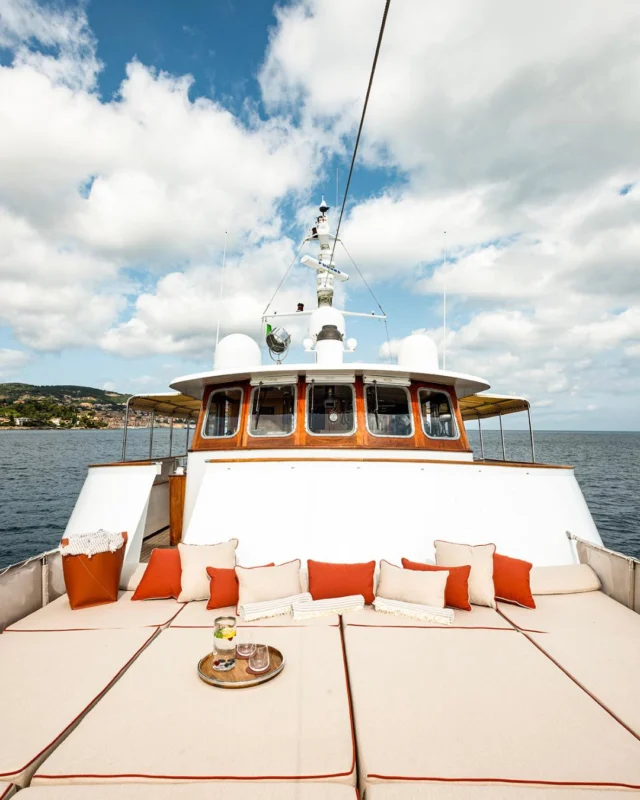 Torna al suo originale splendore la navetta “Five Angels” grazie a un sofisticato lavoro di refitting nautico.

Five Angels riemerge oggi come simbolo di un restauro che rispetta la memoria artigiana del passato, declinando soluzioni tecnologiche e comfort moderni per regalare a ogni ospite l’emozione di un viaggio nel tempo, a bordo di uno yacht dal fascino intramontabile.
——————————————————————————
The motor yacht Five Angels has returned to her original splendour thanks to a sophisticated nautical refit.

Five Angels re-emerges as a symbol of restoration that honours the craftsmanship of the past while embracing modern technology and comfort, offering every guest the experience of a journey through time aboard a yacht of timeless beauty.

Scopri “Five Angels” su DENTROCASA in edicola e online.

📏 arch. Elisabetta Barozzi
📸 Gianni Franchellucci
✍🏻 @af_aleferrari
.
.
.
#DENTROCASA #interiormagazine #designmagazine #artmagazine #architecture #architecturelovers #rivistainteriordesign #interiordesignissues #interiorrenovation #interior_and_living #interiorphotos #interiorproject #designhome #homeinterior #coverstory #interiordesignmagazine