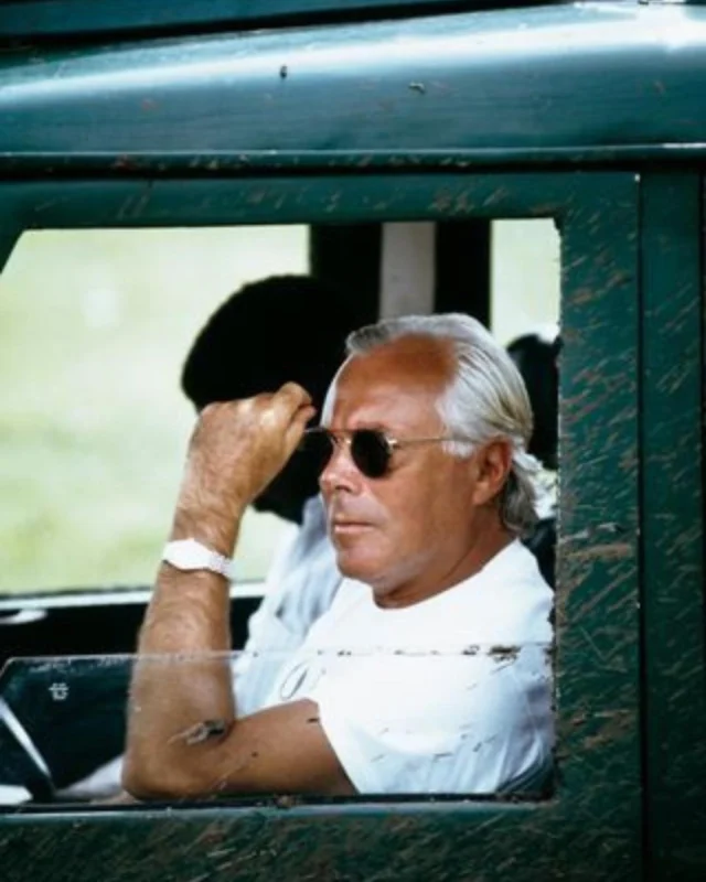 Proporzione, equilibrio ed eleganza. L’eredità di Giorgio Armani oltre la Moda.

Nella giornata di ieri è arrivato l’annuncio che nessuno avrebbe mai voluto sentire, forse perché Re Giorgio lo si credeva immortale. Nel corso della sua infinita carriera ha mostrato al mondo la sua personalità in ogni progetto.
prima tra tutti la moda e la famiglia allargata che aveva creato, lo sport, con la sua Olimpia, i libri, la fotografia, l’arredo, l’amore per Milano, a cui ha sempre dimostrato la sua vicinanza anche nei momenti più difficili, durante la pandemia. Ogni progetto firmato Armani ha un tratto distintivo in ogni angolo del mondo. Si dice Armani e si pensa eleganza, lusso silenzioso, amore e passione per il proprio lavoro. 

La genialità di Re Giorgio probabilmente è stata quella di aver tracciato la strada per proseguire il proprio percorso, anche in sua assenza. Ancora una volta, ANTICIPANDO TUTTI 
.
.
.
#DENTROCASA #interiormagazine #designmagazine #artmagazine #yachtdesign #rivistainteriordesign #interiordesignissues #interiorrenovation #interior_and_living #interiorphotos #interiorproject #designhome #homeinterior #coverstory #interiordesignmagazine #giorgioarmani #armani