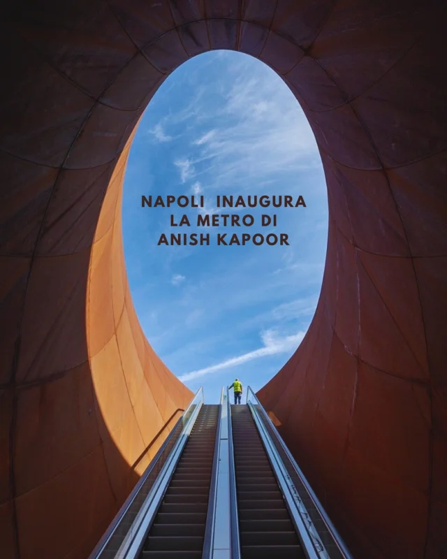 Dopo più di vent’anni di attesa, inaugura quest’oggi la stazione della metropolitana di Napoli progettata dal’artista Anish Kapoor. 

La stazione di Monte Sant’Angelo è la straordinaria simbiosi tra scultura e architettura, come è possibile osservare in ogni opera di Kapoor. L’ingresso universitario è un tubolare in corten e sembra condurre verso la discesa agli inferi. Lo stesso Kapoor ha affermato: «Nella città del Vesuvio e nel mitico ingresso di Dante all’Inferno, ho ritenuto importante provare a confrontarmi con il vero significato dell’andare sottoterra». L’opera ben si inserisce nel paesaggio in armonia con il contesto urbano. 
.
.
.
#DENTROCASA #interiormagazine #designmagazine #artmagazine #architecture #architecturelovers #rivistainteriordesign #interiordesignissues #interiorrenovation #interior_and_living #interiorphotos #interiorproject #designhome #homeinterior #coverstory #interiordesignmagazine