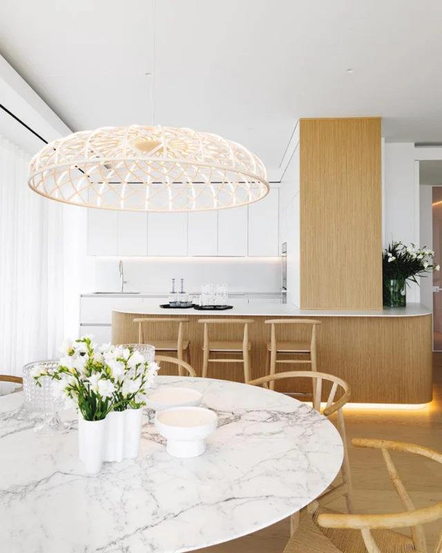 Affacciata sul mare di Jesolo,  l’abitazione è stata curata nel suo interno in ogni dettaglio compositivo da @dot_design_srl.

Tutto l’arredo è caratterizzato da monocromie che tendono al total white, con pochi contrasti e nuance tenui. Gli ambienti sono luminosi e neutri. Ovunque emerge una delicatezza raffinata guidata dall’eleganza e sprigionata da prodotti significativi del design contemporaneo. 
——————————————————————————
Overlooking the sea in Jesolo, the interiors of this residence were designed down to the finest detail by @dot_design_srl.

The overall aesthetic is defined by soft, near-monochromatic tones tending towards an all-white palette, with minimal contrast and subtle hues. The spaces are bright and neutral. Everywhere, a sense of refined delicacy emerges, led by elegance and highlighted through meaningful contemporary design pieces. 

Scopri l’“armonia con vista mare” su DENTROCASA in edicola e online.

📏 @dot_design_srl
📸 @michelamelottiph
✍🏻 @giulia__gaudenzi__
.
.
.
#DENTROCASA #interiormagazine #designmagazine #artmagazine #architecture #architecturelovers #rivistainteriordesign #interiordesignissues #interiorrenovation #interior_and_living #interiorphotos #interiorproject #designhome #homeinterior #coverstory #interiordesignmagazine
