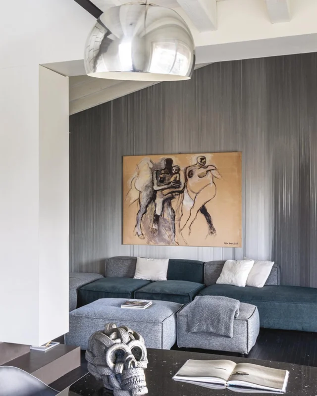 La ristrutturazione di questa villa inserita nel suggestivo paesaggio della Franciacorta nasce da un’idea apparentemente semplice: unire spazi, storie e funzioni diverse in un progetto coerente e luminoso. 

@flussocreativodesignstudio ha scelto di mettere al centro la consapevolezza del contesto e la volontà di rendere fluida la disposizione degli ambienti, per trasformare una casa-officina anni ’70 in un’abitazione moderna, confortevole e ricca di dettagli.
———————————————————————————
The renovation of this villa, set in the evocative landscape of Franciacorta, began with an apparently simple idea: to merge different spaces, stories, and functions within a coherent, light-filled project.

@flussocreativodesignstudio placed contextual awareness at the heart of the design, aiming to create a fluid spatial arrangement that would turn a 1970s house-workshop into a modern and welcoming home enriched with meaningful touches.

Scopri il “nuovo charme in Franciacorta” su DENTROCASA in edicola e online.

📏 @flussocreativodesignstudio
📏 @officinadolcevita
📏 @ceramiche_braghini
📸 @giorgiobaroniph
.
.
.
#DENTROCASA #interiormagazine #designmagazine #artmagazine #architecture #architecturelovers #rivistainteriordesign #interiordesignissues #interiorrenovation #interior_and_living #interiorphotos #interiorproject #designhome #homeinterior #coverstory #interiordesignmagazine