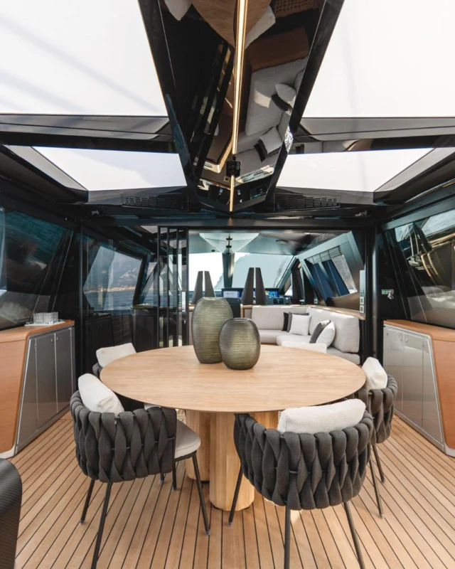 Wally ha ampliato la sua straordinaria gamma di spaceships wallywhy con il nuovo wallywhy100. 

La configurazione su un unico livello caratterizza l’iconica sovrastruttura vetrata stealth-style, con aree living open space e una grande terrazza sul mare, creando un tutt’uno da prua a poppa.

Scopri il WallyWhy100 su DENTROCASA in edicola e online.

✍🏻 @emanueledonaldzenoni
.
.
.
#DENTROCASA #interiormagazine #designmagazine #artmagazine #architecture #architecturelovers #rivistainteriordesign #interiordesignissues #interiorrenovation #interior_and_living #interiorphotos #interiorproject #designhome #homeinterior #coverstory #interiordesignmagazine